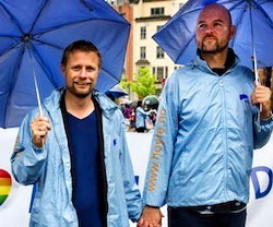 El ministro noruego de Sanidad, Bent Hoie (a la izquierda), con su pareja en el Día del Orgullo Gay en Oslo.