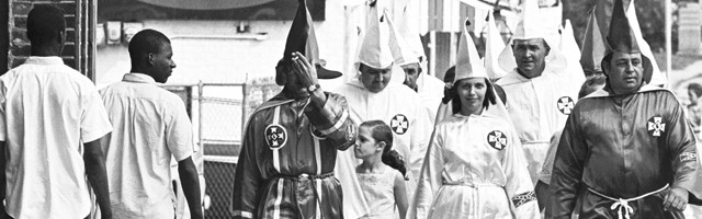 Las mujeres eran muchas y poderosas en el Ku Kux Klan en época de Margaret Sanger... su discurso anticonceptivo racista y de base esotérica les gustó