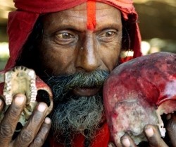 Un brujo de la India en un ritual de magia negra - en Nepal investigan los casos de maestros que piden a sus discípulos realizar sacrificios humanos