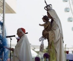 El cardenal Cañizares en la misa de la Virgen del Carmen en Valencia