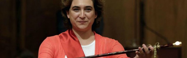 La nueva alcaldesa populista de Barcelona, Ada Colau, muy contenta con si mayoría absoluta y su vara de mando