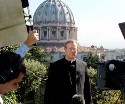 El padre Robert Barron filmando uno de sus programas de TV en el Vaticano