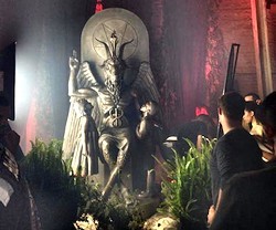 La imagen del demonio congregó a algunos centenares de personas para una fiesta bajo inspiración satánica.