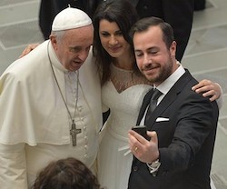 Todos los años el Papa recibe en audiencia general a decenas de parejas que van a contraer matrimonio.