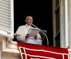 El Papa Francisco se dirige a los peregrinos en el ángelus dominical