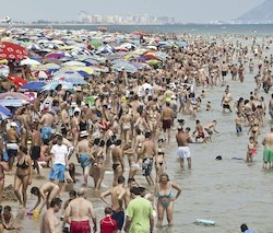 Miles de personas veranean en la costa valenciana