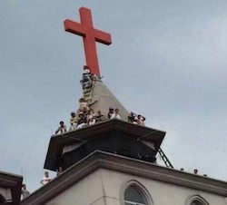 Cristianos chinos evitan que destruyan la cruz de su iglesia