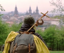 Un peregrino se acerca a Santiago de Compostela