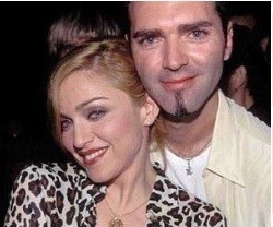 Christopher -aquí con su hermana Louise Veronica, alias Madonna - critica el linchamiento judicial a una cristiana por ser coherente con su fe