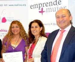 Conrado Jiménez, presidente de Fundación Madrina, con participantes del proyecto EmprendeMujer, una de sus campañas