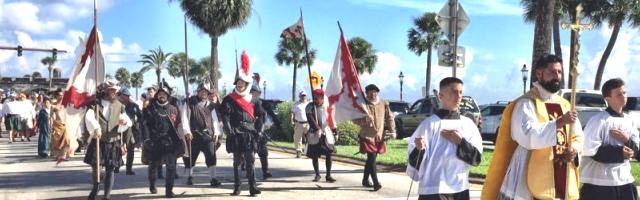 San Agustín de Florida celebra sus 450 años, la ciudad cristiana más antigua de EEUU, recreando la procesión de Menéndez de Avilés