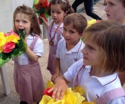 Pequeños alumnos y alumnas de estos centros con flores para la Virgen de Aixa, una ceremonia propia