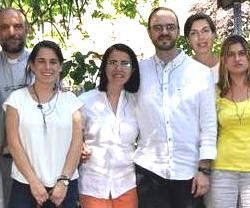 Melania, la primera por la izquierda, con otros compañeros de misión en Cuba