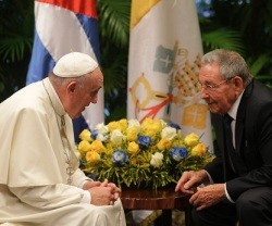 El dictador comunista Raúl Castro recibió al Papa Francisco en La Habana