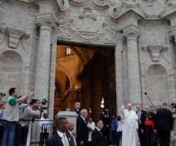 El Papa Francisco saluda desde la puerta de la catedral de La Habana