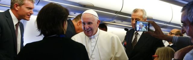 El Papa Francisco saluda a los periodistas en el avión... concedió una rueda de prensa no muy larga camino de EEUU