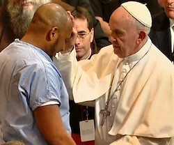 Francisco regaló un rosario bendecido a todos los internos del centro que acudieron al acto.