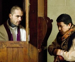 Una escena de la teleserie Padre Casares, con el protagonista en el confesionario