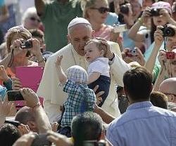 El Papa Francisco saluda a los peregrinos que acuden a las audiencias públicas en la Plaza de San Pedro los miércoles