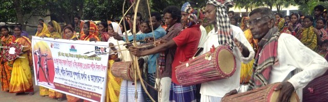 Los santal son populares en Bangladesh y en la India por sus festivales de tiro con arco y sus coros de baile de chicas al son de tambores