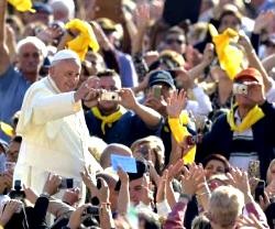 El Papa saluda a los peregrinos en la audiencia del miércoles