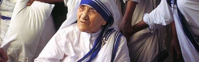 La Madre Teresa de Calcuta animó en su vida religiosa a muchos a buscar a Dios con la oración del Rosario