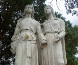Escultura de las santas en Mas-Saintes-Puelles.