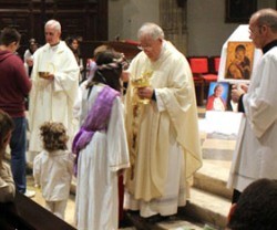 Una niña con vestido de santa en la Misa de Vigilia de Todos los Santos en Holywins 2014 en la catedral de Alcalá