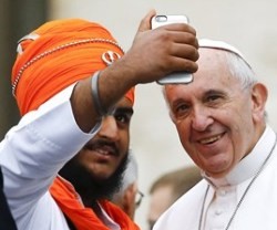 Radio Vaticano en italiano ha difundido este selfie interreligioso del Papa Francisco al hablar de Nostra Aetate