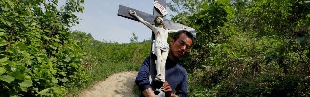 Un peregrino católico con un crucifijo en la provincia china de Shaanxi