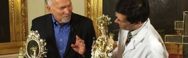 El productor y novelista Paul Perry con el presentador y experto en reliquias Carlos Evaristo, en la catedral de Valencia