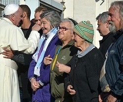 El Papa ha multiplicado en el Vaticano y en la diócesis de Roma las iniciativas a favor de los sin techo: peluquerías, conciertos, albergues...