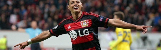 Chicharito celebra su primer gol con el Bayer Leverkusen - en los momentos duros, dice, le han ayudado su familia y su confianza en Dios