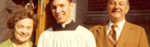 El padre Peter Stravinskas recién ordenado en 1972, con sus satisfechos padres, que vivieron 25 años como hermano y hermana para poder comulgar