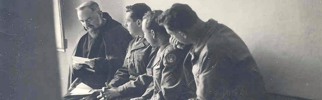 Junto al Padre Pío, de izquierda a derecha, Leo Fanning, Joe Asterita y Mario Avignone.