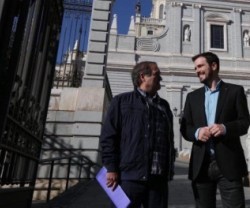 Francisco Delgado, del lobby laicista radical Europa Laica, junto al candidatod e IU, Alberto Garzón -con barba- frente a la catedral de la Almudena