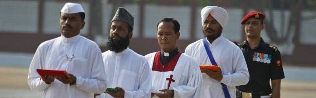Cuatro capellanes militares del ejército indio -y un oficial- para tomar juramento en una base en Bangalore: el hindú, el musulmán, el cristiano y el sikh