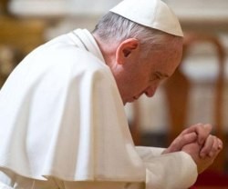 El Papa Francisco, en oración