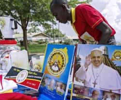 Todo tipo de objetos con los carteles y logotipos de la visita del Papa a Uganda y el santuario de los mártires ugandeses