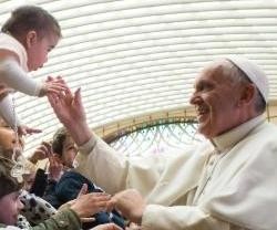 El Papa saluda niños en la clausura del Congreso Mundial de Educadores católicos en Roma