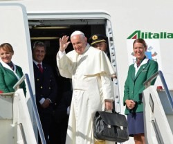 El Papa Francisco saluda al despegar hacia África