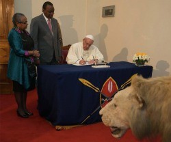 El Papa Francisco firma el Libro de Visitas de la State House de Nairobi