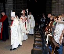 El arzobispo de Pamplona se dispone a iniciar la misa de reparación... más de 4.000 navarros acudieron a las dos catedrales