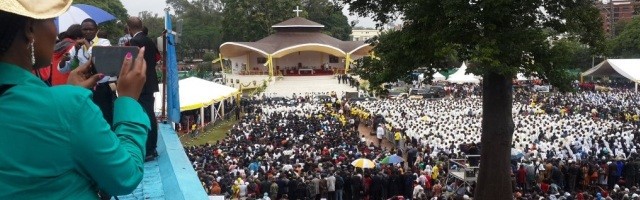 El altar montado en la Universidad de Nairobi, con cientos de sacerdotes con túnicas blancas