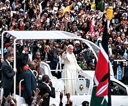 Francisco fue saludado por miles de personas en el encuentro con los catequistas que evangelizan Uganda.