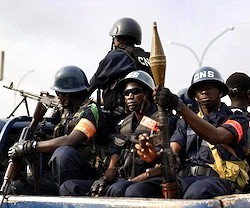 Fuerzas del orden en Bangui: la noticia del posible crimen, vinculado o no a la visita papal, mantiene la alerta máxima sobre su seguridad.