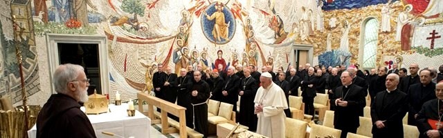 El capuchino Raniero Cantalamessa predica las meditaciones de Adviento al Papa y la Curia en el marco hermoso del arte decorativo del Padre Rupnik en el Vaticano