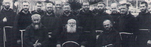 Los misioneros capuchinos navarros que llegaron a Guam en 1915... la foto es de 1920, fray Román está sentado, el primero a la izquierda