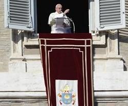 El Papa Francisco bendice a los peregrinos con la oración del Ángelus