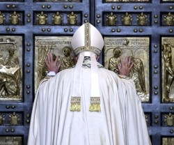 El Papa Francisco abre la puerta de la Misericordia en el Vaticano, signo de inicio del Jubileo